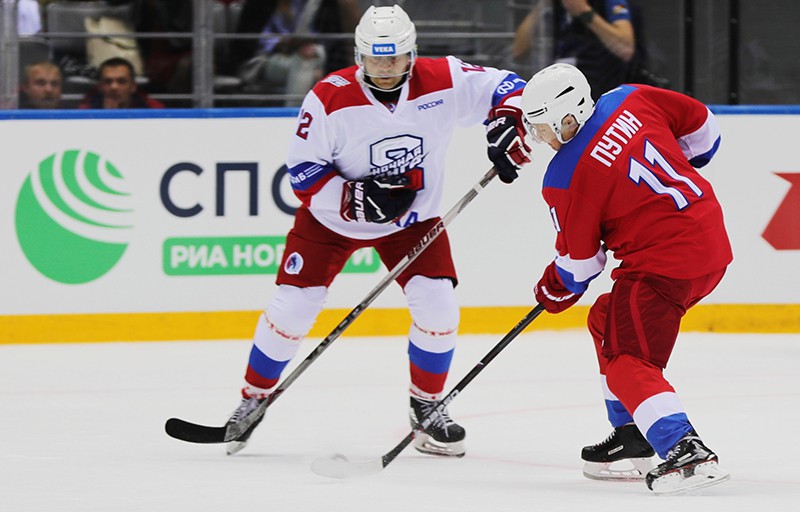 В хоккей играют настоящие мужчины. Путин — играет в хоккей.