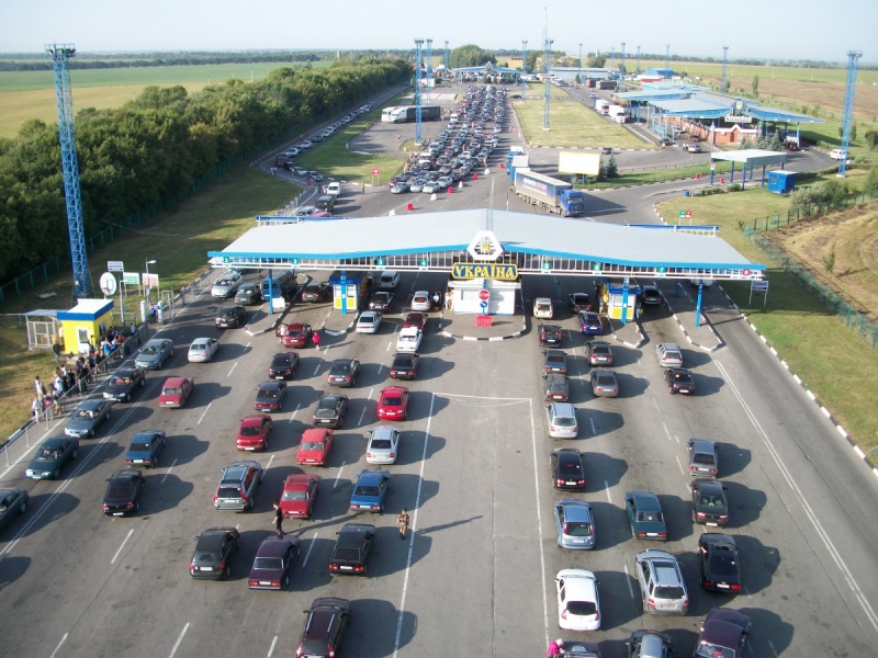Украина закручивает гайки: въезд в Россию только по загранпаспортам